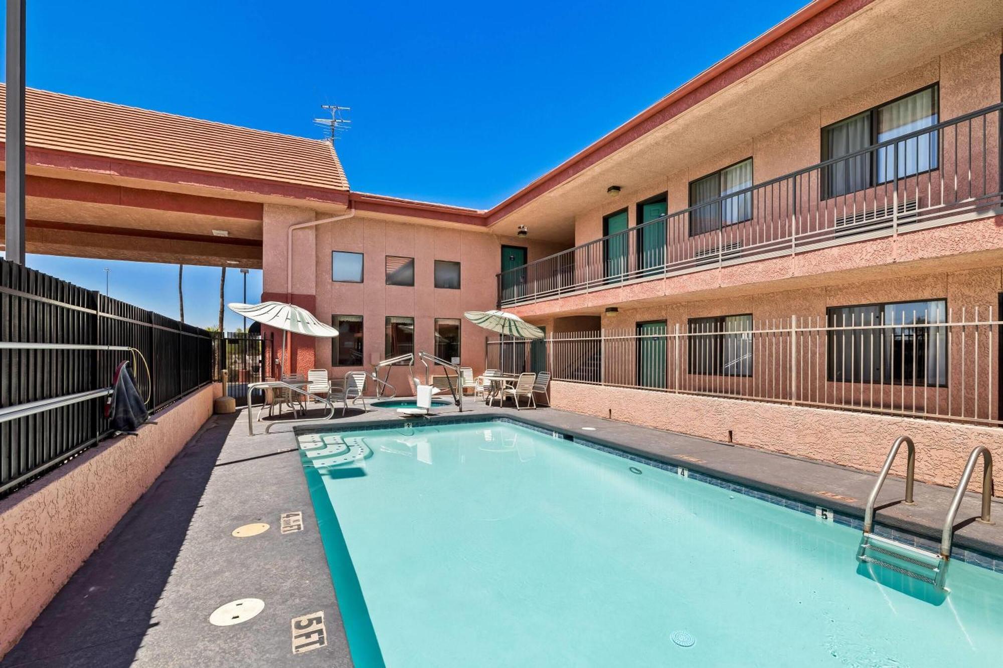 Days Inn By Wyndham Tucson Airport Drexel Heights Eksteriør billede