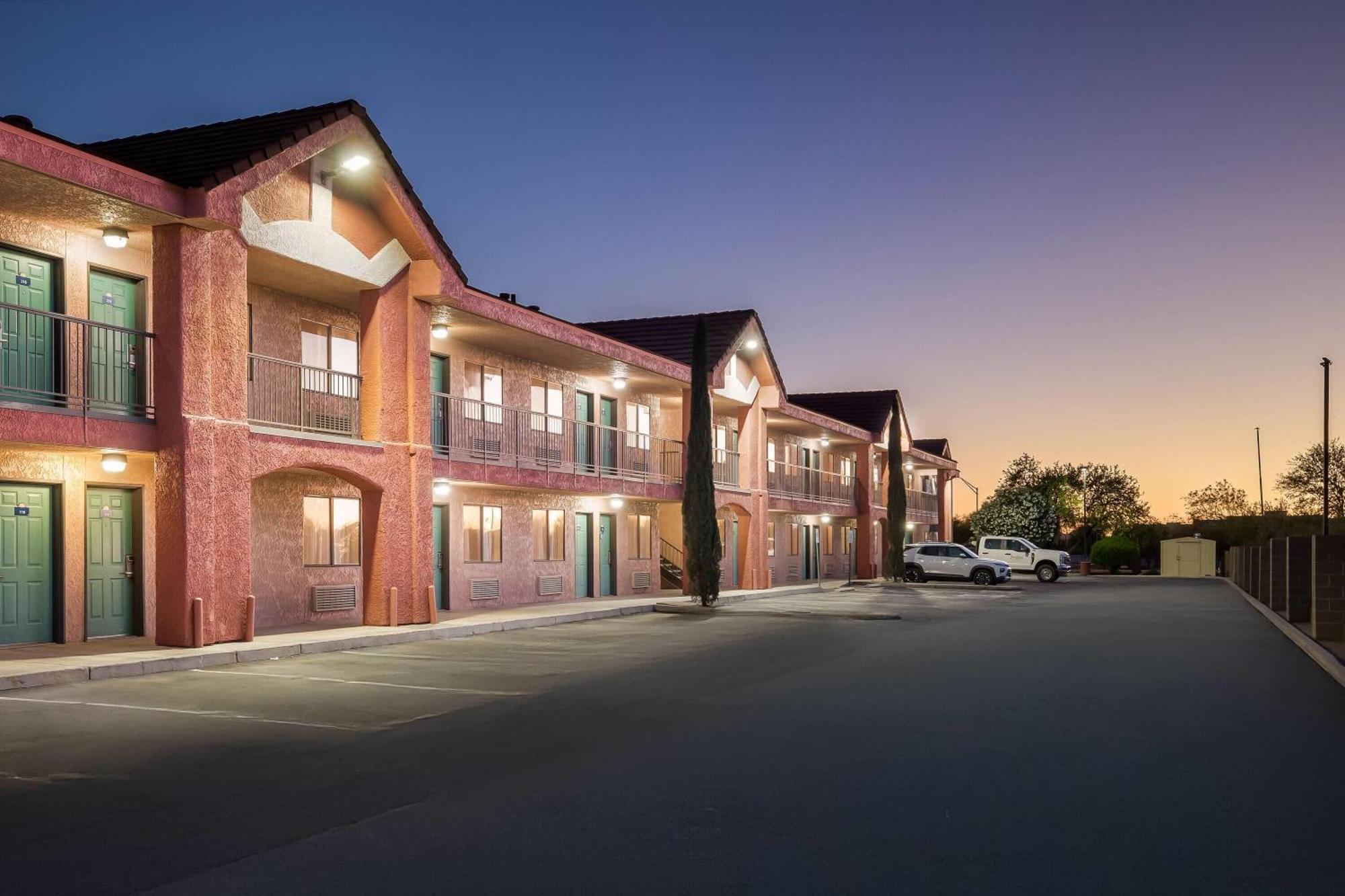 Days Inn By Wyndham Tucson Airport Drexel Heights Eksteriør billede